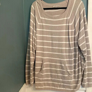 Barefoot dreams 2X pullover long sleeve shirt - front pouch - gray w white